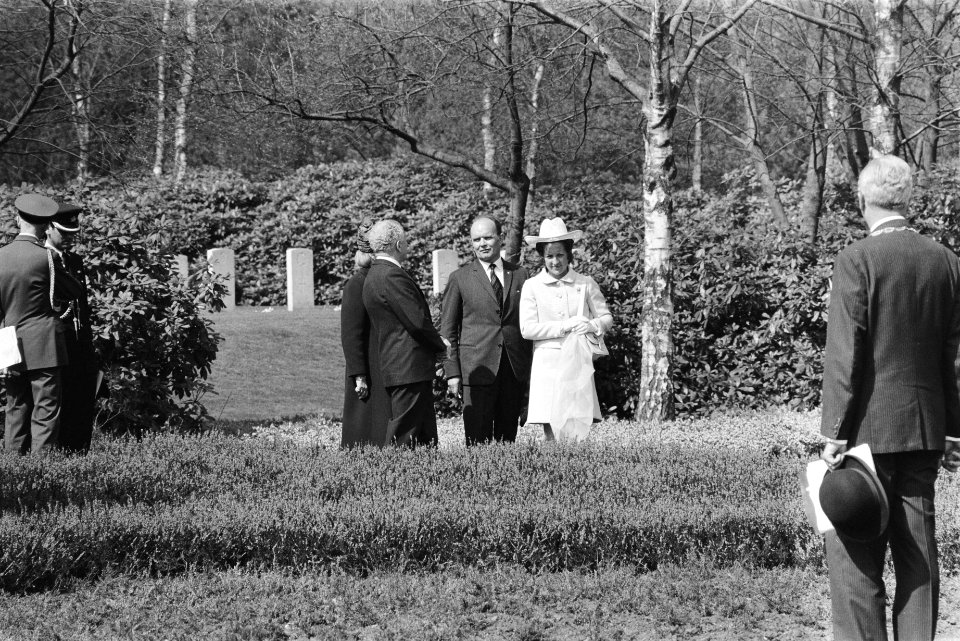 Prinses Margriet (r) en gouverneur-generaal Michener (l) op de Canadese militai…, Bestanddeelnr 924-4591