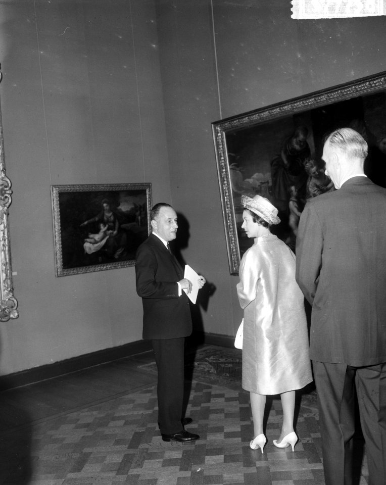 Prinses Margaret bracht bezoek aan Rijksmuseum, Prinses voor een schilderij van , Bestanddeelnr 917-7756