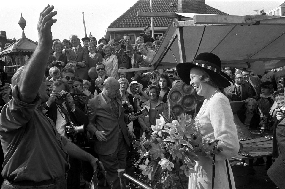 Prinses Beatrix opent in Woerden kaasmarkt tgv 600 jarig bestaan van Woerden, Bestanddeelnr 925-8958