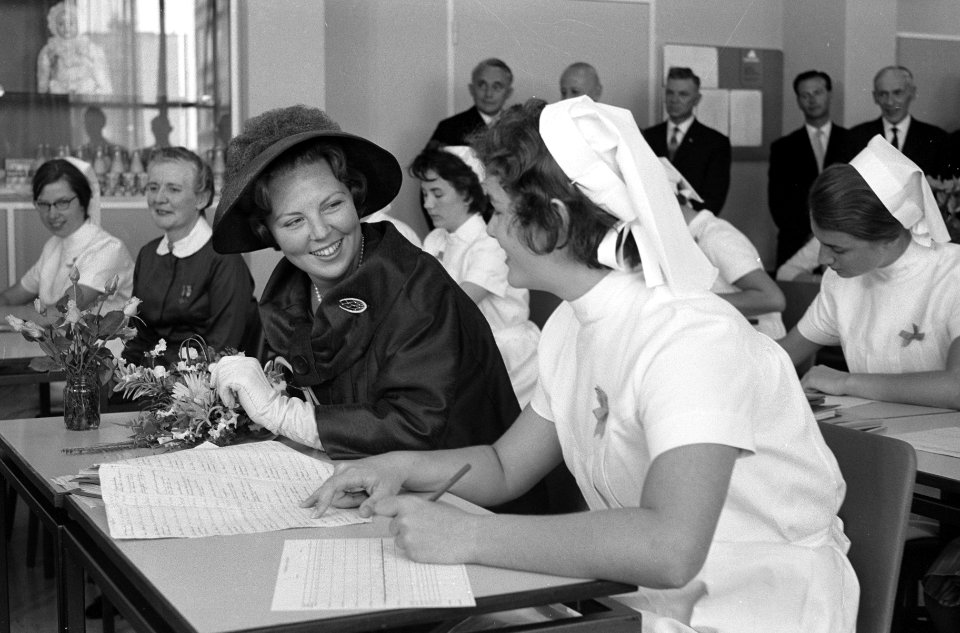 Prinses Beatrix opent Dijkzigt. Prinses bij verpleegster (in bank), Bestanddeelnr 912-9435