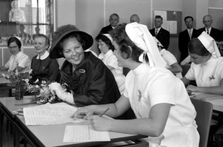Prinses Beatrix opent Dijkzigt. Prinses bij verpleegster (in bank), Bestanddeelnr 912-9435