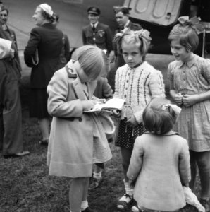 Prinses Beatrix zet haar handtekening in het poëzie-album van Joke Mulders, Bestanddeelnr 900-6099