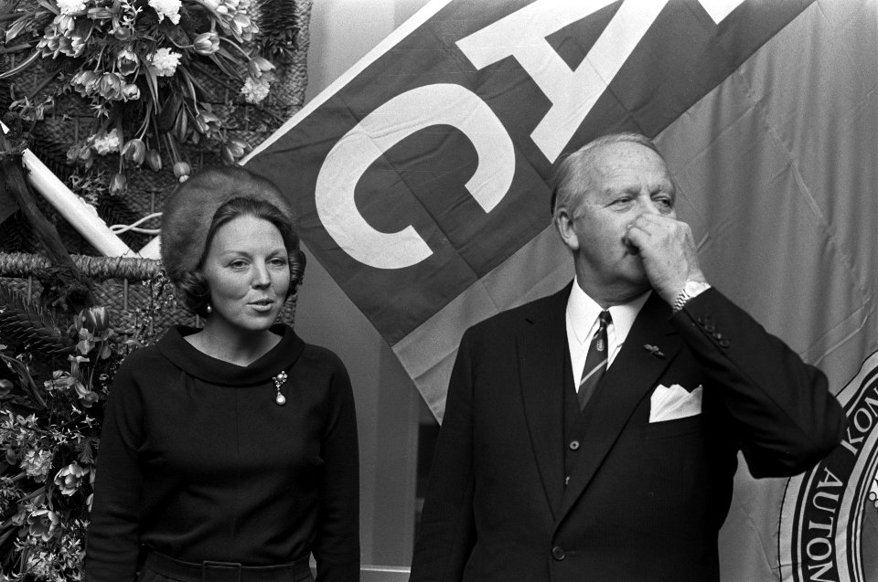 Prinses Beatrix woont viering bij 75-jarig bestaan van de KNAC in de RAI, Bestanddeelnr 926-2142