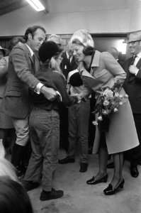 Prinses Beatrix opent Willem Alexander Manege te Arnhem, Bestanddeelnr 925-1068