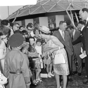 Prinses Margaret en Lord Snowdon op expositie op het Museumplein, Prinses bij de, Bestanddeelnr 917-7776