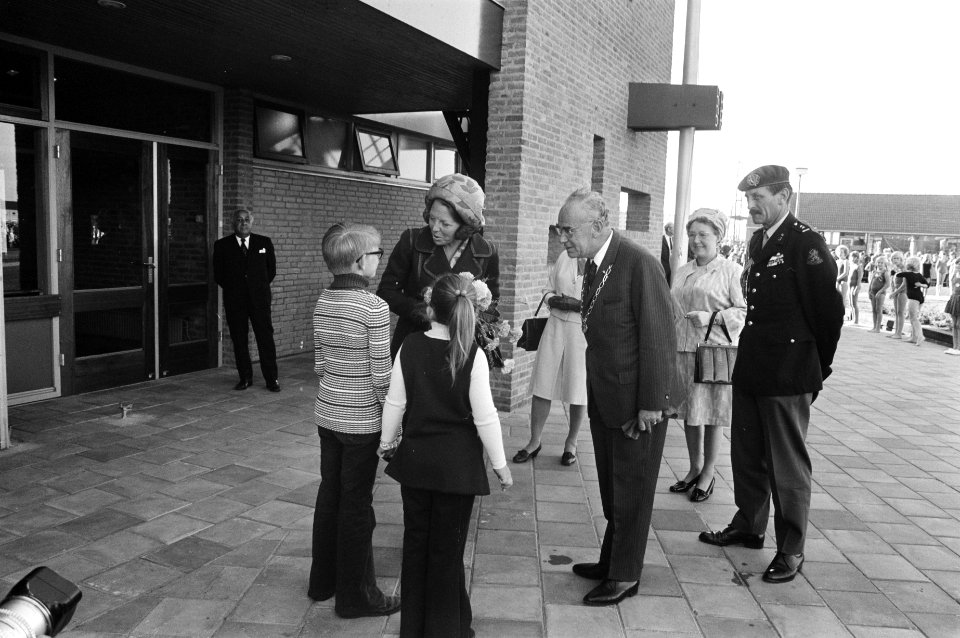 Prinses Beatrix opent sporthal Strijland te Nijkerk, Bestanddeelnr 925-9101