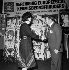 Prinses Beatrix opent Congres Kermisbedrijvenhouders in Hilton Amsterdam Prinse, Bestanddeelnr 929-5288