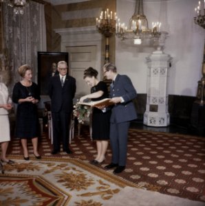 Prinses margriet en pieter van vollenhove ontvangen geschenken voor hun aanstaan, Bestanddeelnr 254-7681