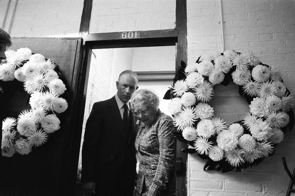 Prinses Juliana plaatste krans in dodencel 601 achter haar voorzitter Bos van h, Bestanddeelnr 931-0316