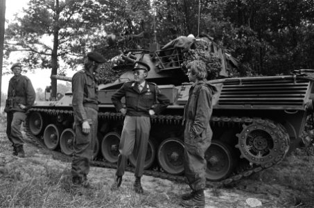Prins Bernhard bezoekt Big Ferro , Prins Bernhard pratend met tank-bemanning, Bestanddeelnr 926-6929