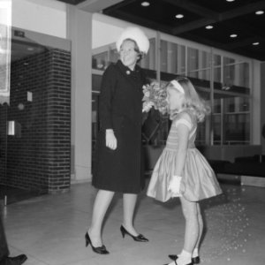 Prinses Beatrix terwijl ze bloemen krijgt aangeboden door een meisje, Bestanddeelnr 918-4931