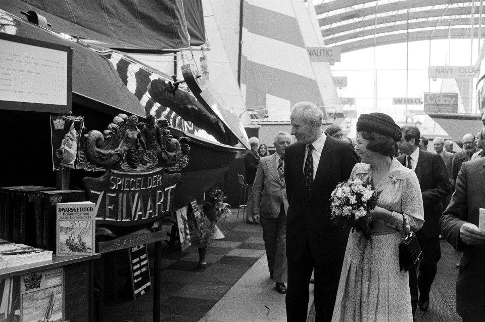 Prinses Beatrix opent Hiswa 80 in RAI, Amsterdam tijdens rondgang over Hiswa, Bestanddeelnr 930-7221