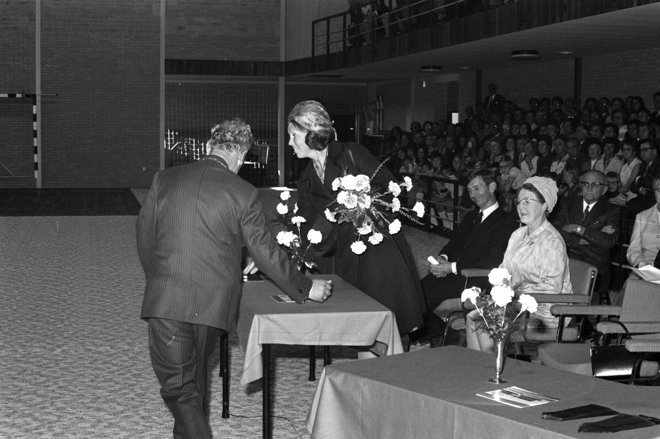 Prinses Beatrix opent sporthal Strijland te Nijkerk, Bestanddeelnr 925-9102