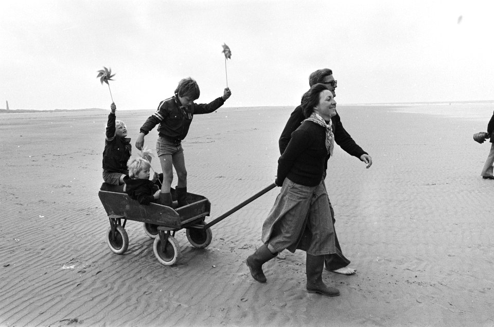 Prinses Margriet en Pieter van Vollenhove en kinderen op Schiermonnikoog, met st, Bestanddeelnr 928-6096