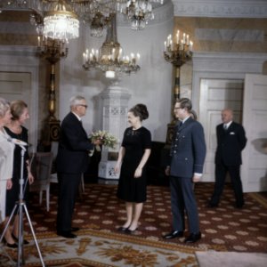 Prinses margriet en pieter van vollenhove ontvangen geschenken voor hun aanstaan, Bestanddeelnr 254-7684