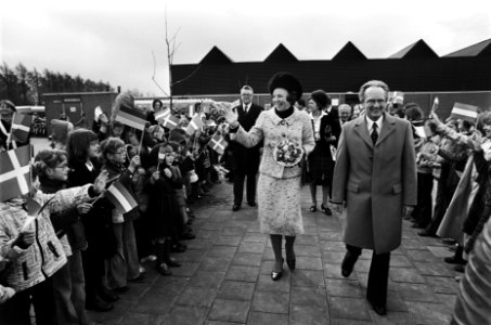 Prinses Beatrix opent in Bergen (NH) nieuw gebouw van de Europese school Prinse, Bestanddeelnr 929-6715