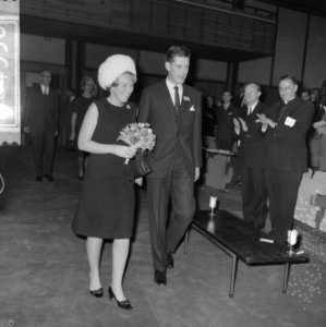 Prinses Beatrix terwijl zij naar haar plaats wordt begeleid, Bestanddeelnr 918-4930