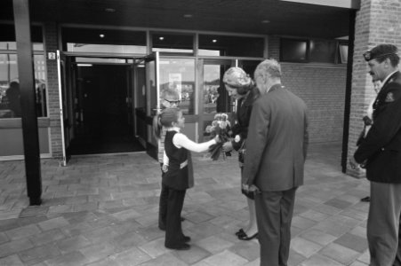 Prinses Beatrix opent sporthal Strijland te Nijkerk, Bestanddeelnr 925-9098