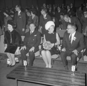Prinses Beatrix tijdens een gesprek met de voorzitter H.J. van Grieken, Bestanddeelnr 918-4928