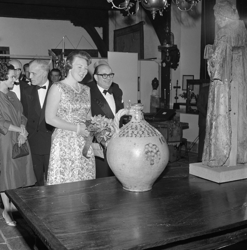 Prinses Beatrix opent antiekbeurs te Delft Prinses Beatrix en dhr J Schulman, Bestanddeelnr 915-2992