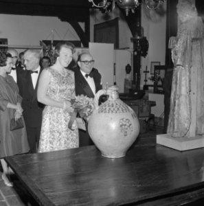 Prinses Beatrix opent antiekbeurs te Delft Prinses Beatrix en dhr J Schulman, Bestanddeelnr 915-2992