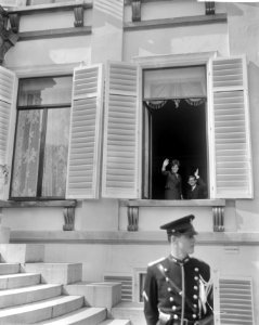Prinses Margriet en Pieter van Vollenhoven zwaaien vanuit een geopend raam, Bestanddeelnr 917-7162