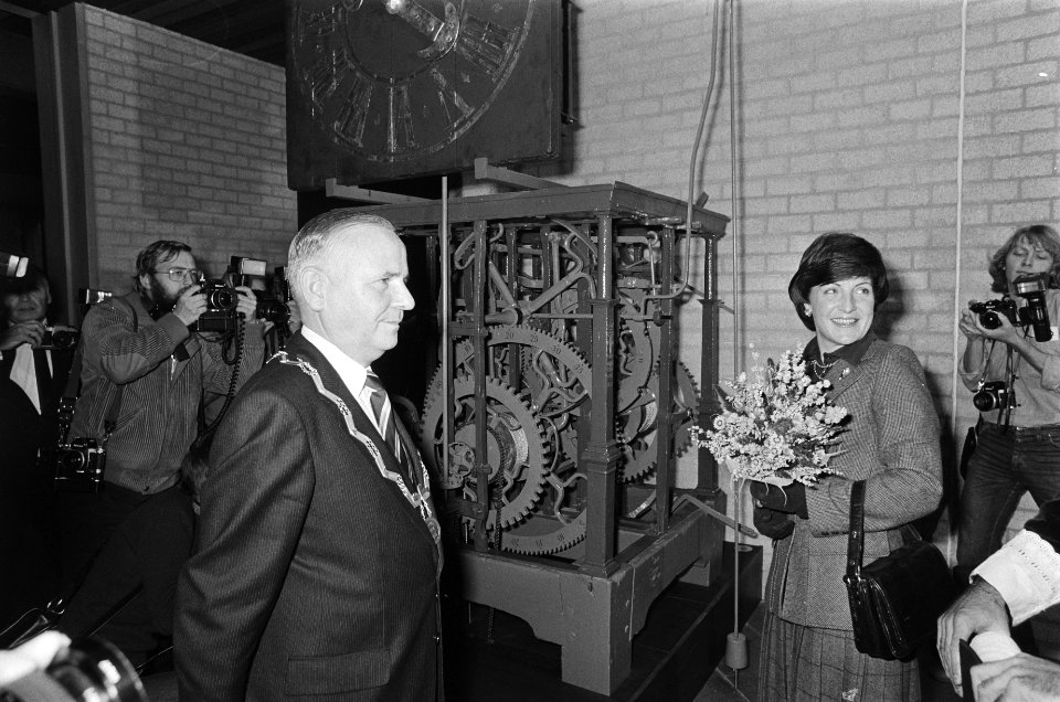Prinses Margriet opent nieuw stadhuis in Maassluis Prinses Margriet bij oud uur, Bestanddeelnr 930-0144
