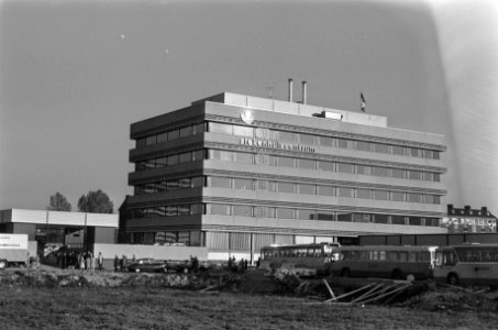 Prinses Beatrix stelt ziekenhuiscentrum in gebruik tijdens bijeenkomst in Domker, Bestanddeelnr 925-0909