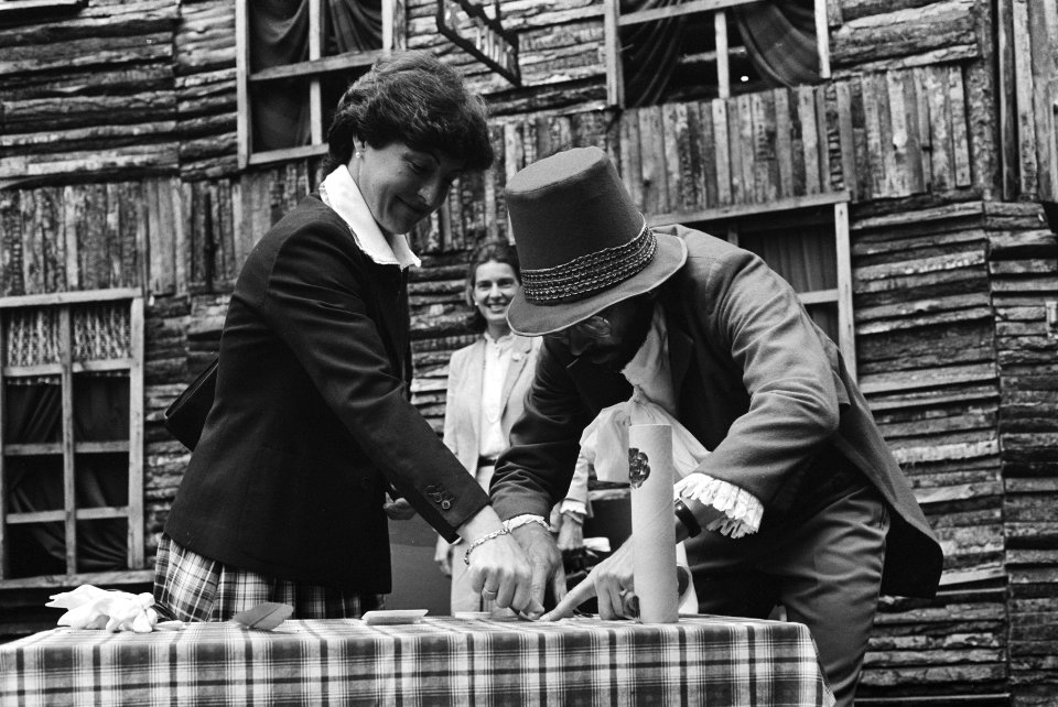 Prinses Margriet (l) speelt mee in een toneelstuk, Bestanddeelnr 931-5433