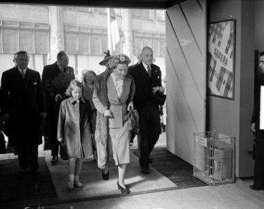 Prinses Beatrix verrichtte haar eerste officiële daad met de onthulling van een, Bestanddeelnr 903-2875