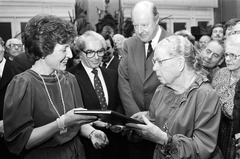 Prinses Margriet (l) en burgemeester Polak en de 88-jarige mw. Boom-de Hoop Sche, Bestanddeelnr 932-4942