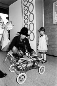 Prinses Beatrix probeert een poppenwagentje open te krijgen dat zij als prijs ov, Bestanddeelnr 930-4606