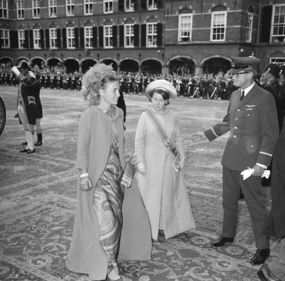 Prinses Margriet, Mr Pieter van Vollenhoven en Prinses Christina arriveren bij d, Bestanddeelnr 921-6862
