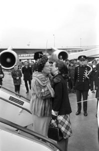 Prinses Margriet begroet koningin Juliana, Bestanddeelnr 922-0771