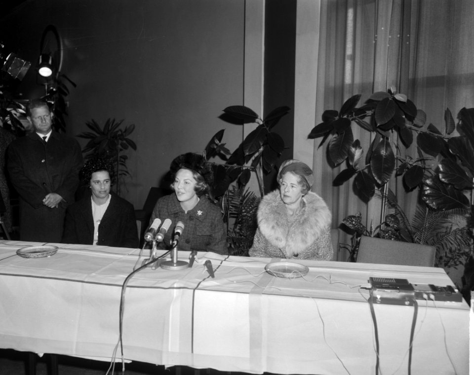 Prinses Beatrix terug uit de West, Prinses Beatrix tijdens persconferentie, Bestanddeelnr 917-5207
