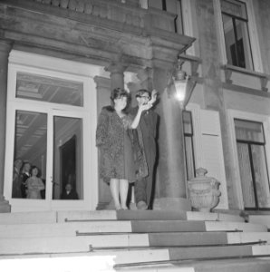 Prinses Margriet en Pieter van Vollenhoven op bordes, Bestanddeelnr 917-5237