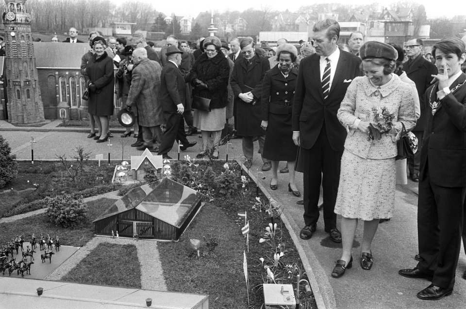 Prinses Beatrix tijdens een rondwandeling door Madurodam, Bestanddeelnr 924-4097