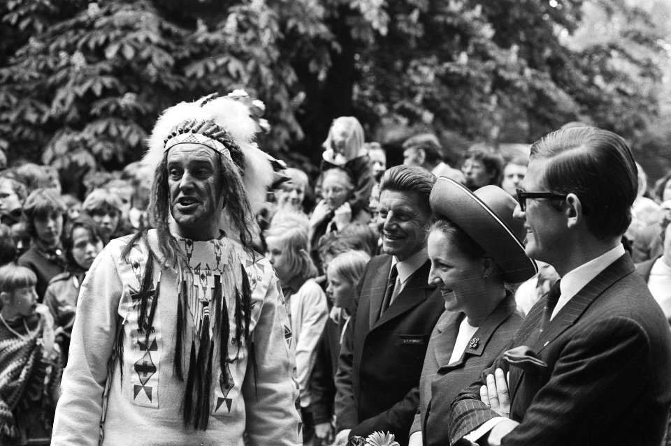 Prinses Margriet en Pieter van Vollenhoven ontmoeten 'indianen', Bestanddeelnr 924-5796