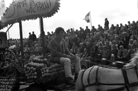Prinses Margriet en Pieter van Vollenhoven woonden fruitcorso in Tiel bij, Bestanddeelnr 928-1514