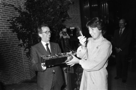 Prinses Margriet opent in Nieuwegein nieuwe kantoor Ned. Mij.tot bevordering der, Bestanddeelnr 931-0410