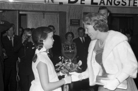 Prinses Beatrix woonde premiere bij van De langste dag in Astatheater te Den Haa, Bestanddeelnr 914-3890