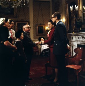 Prinses margriet en Pieter van Vollenhove ontvangen geschenken i.v.m. hun aansta, Bestanddeelnr 254-7762