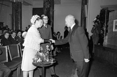 Prinses Margriet en Pieter van Vollenhoven in Schiedam voor en in Gemeente Museu, Bestanddeelnr 919-8991