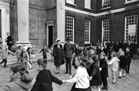 Prinses Margriet en Pieter van Vollenhoven in Schiedam kinderen maken rondedans , Bestanddeelnr 919-8986