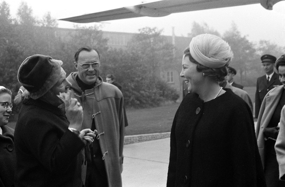 Prinses Beatrix vertrokken voor een reis van 2 maanden naar Aziatische landen, a, Bestanddeelnr 914-4249
