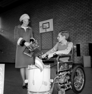 Prinses Beatrix opent Charlotte-oord in Tilburg tijdens rondgang, Bestanddeelnr 927-0659