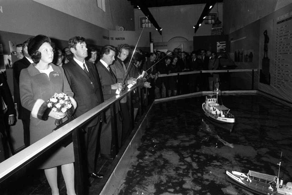 Prinses Beatrix opent tentoonstelling Ontmoeting met het Reddingswezen in Sche, Bestanddeelnr 927-5551