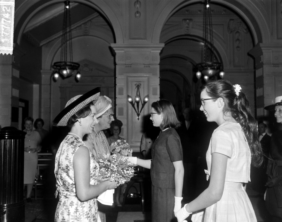 Prinses Margaret en koningin Juliana krijgen bloemen bij aankomst in het Amstel , Bestanddeelnr 917-7742