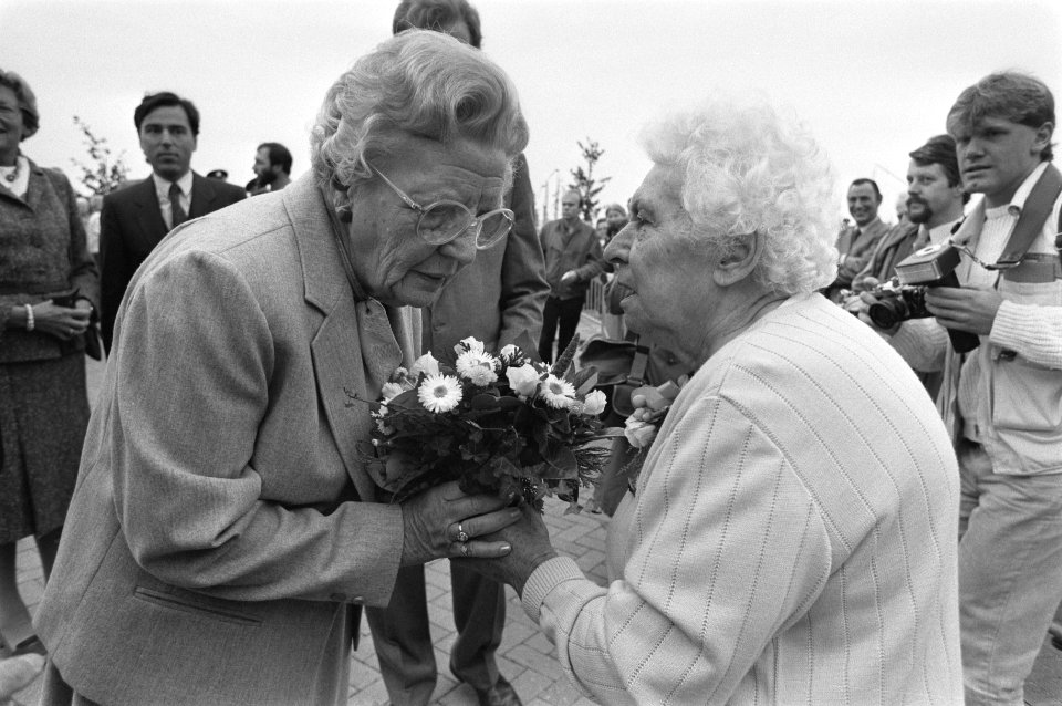 Prinses Juliana opent verzorgingshuis in Nieuwegein krijgt bloemen aangeboden d, Bestanddeelnr 933-0948