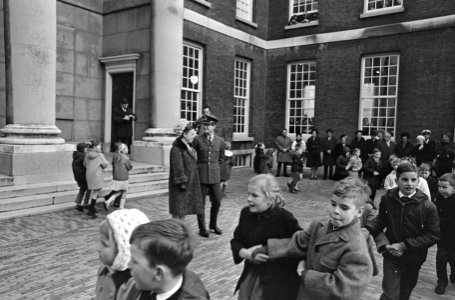 Prinses Margriet en Pieter van Vollenhoven in Schiedam voor en in Gemeente Museu, Bestanddeelnr 919-8995